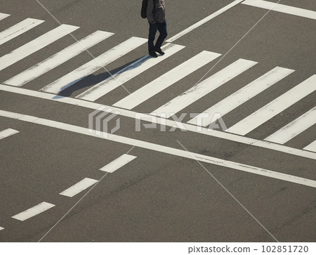 一名上班族在十字路口過人行橫道 102851720
