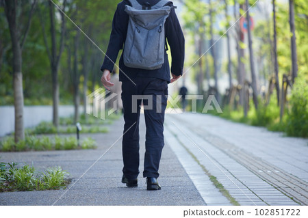 初夏上班族在城市中行走的後視 102851722