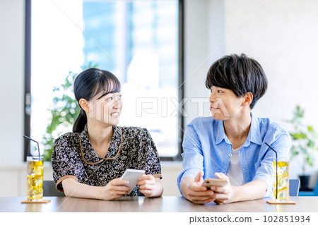 一對夫婦做約會 102851934