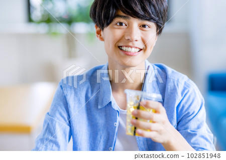 男士咖啡廳智能手機 102851948