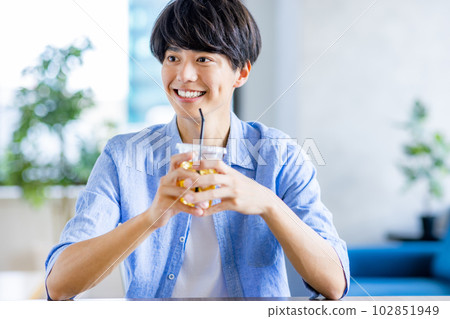 男士咖啡廳智能手機 102851949