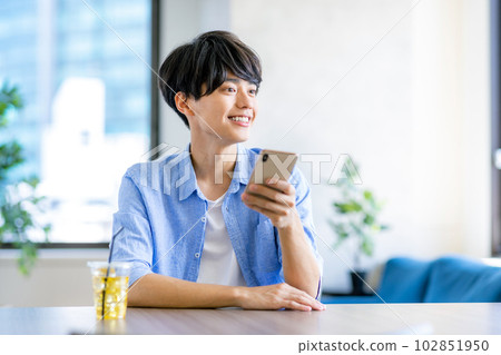 男士咖啡廳智能手機 102851950