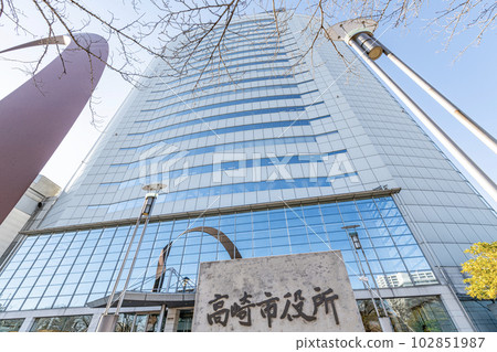 高崎市，群馬縣高崎市政廳在晴朗的天氣 102851987