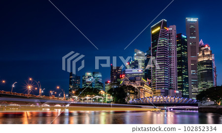 從新加坡河看新加坡中部的夜景 從新加坡河看新加坡中部的夜景 102852334