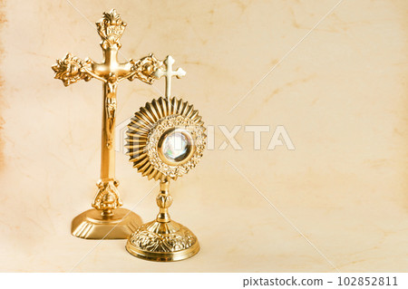 Ostensory for worship for Catholic church ceremony. Corpus christi. Ostensory for worship for Catholic church ceremony. Corpus christi. 102852811