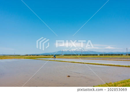 鳥海山和田園風光 春天 102853069