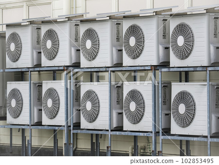 許多大型空調室外機安裝在牆上 102853495
