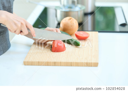 年輕女子做飯 102854028