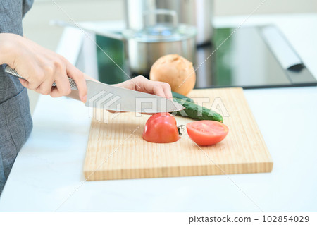 年輕女子做飯 102854029