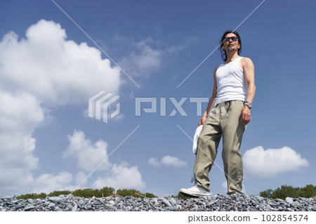 一位中年男子在藍天下邊走邊眺望遠方肖像 一位中年男子在藍天下邊走邊眺望遠方肖像 102854574