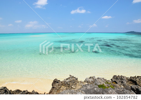 Beautiful sea and sky of Miyakojima 102854782