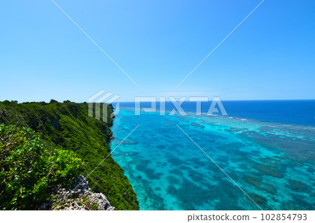 A triangular point with a superb view that silences crying children 102854793