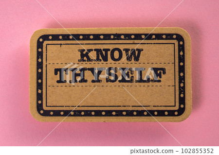 Know Thyself. Cardboard sticker with text on a pink background 102855352