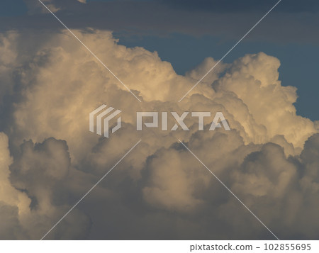 夕陽照亮的積雨雲背景素材 102855695