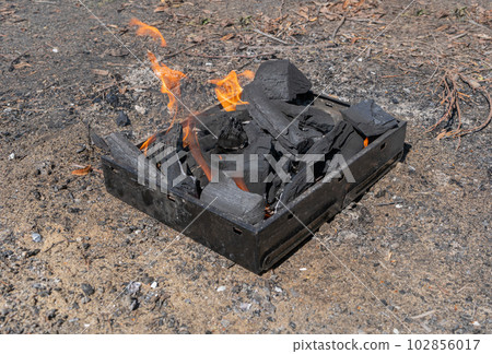 Small Grill, Portable Barbecue, BBQ with Flame and Smoke, Mini Barbecue for Outdoor Recreation 102856017