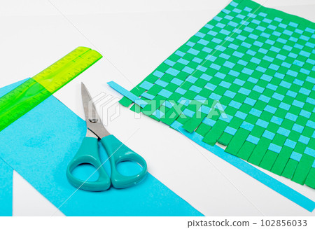 Woven Paper Mat, Children's Crafts Made of Paper Strips, Handmade Training, Colored Paper, Scissors and Ruler 102856033