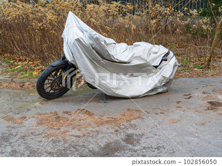 Waterproof Cover for Motorcycle, Motorbike Covered with Rain and Water Protective Cloth, Motorcycle Fabric Shield 102856050