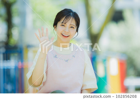 Nursery teacher park 102856208