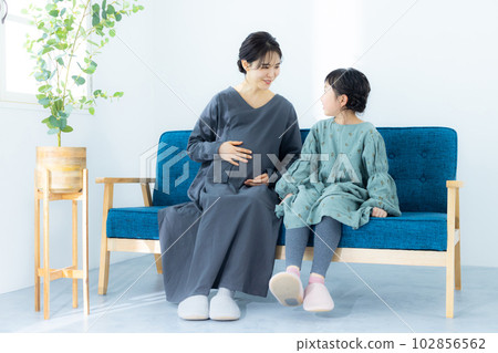 Parent and child Pregnant woman Elementary school girl 102856562