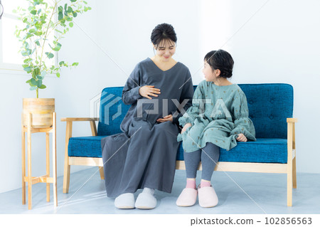 Parent and child Pregnant woman Elementary school girl Parent and child Pregnant woman Elementary school girl 102856563