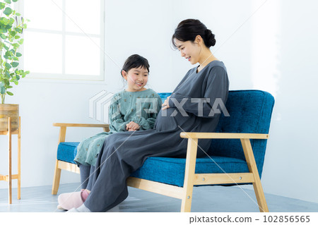 Parent and child Pregnant woman Elementary school girl 102856565