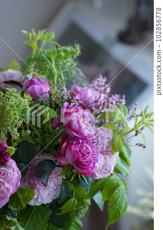 玫瑰和牡丹花束 玫瑰和牡丹花束 102856778