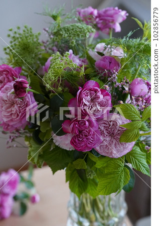 玫瑰和牡丹花束 102856779