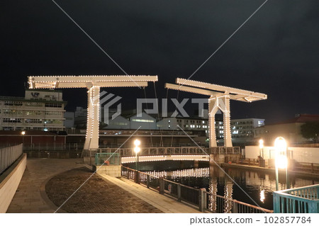 Movable bridge in Kobe lit up 102857784