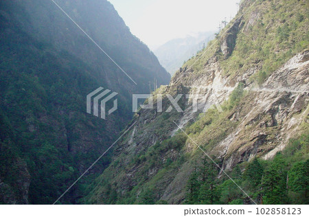 科達里(尼泊爾)和聶拉木(西藏)之間的山路 科達里(尼泊爾)和聶拉木(西藏)之間的山路 102858123