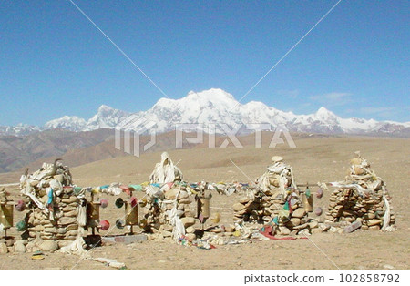 View of Shishapangma from Tan La, Tibet 102858792