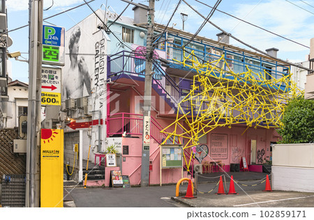 [東京原宿] 舉辦藝術活動的 Design Festa Gallery 色彩繽紛的立面。 102859171