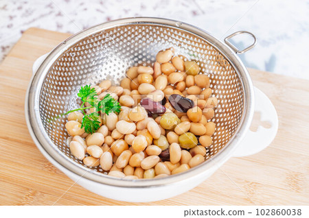 mixed beans in colander 102860038