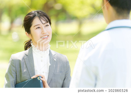 西裝男醫生照片 102860326