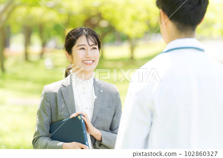 西裝男醫生照片 102860327