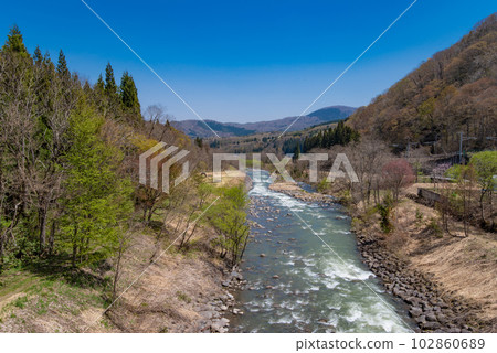 河流、清流、山澗圖（早春的山） 102860689