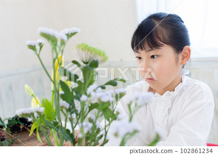 小學生學習插花 102861234