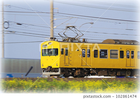 傍晚行駛在山陰本線的開往出雲市的黃色普通電車(插畫風格) 傍晚行駛在山陰本線的開往出雲市的黃色普通電車(插畫風格) 102861474