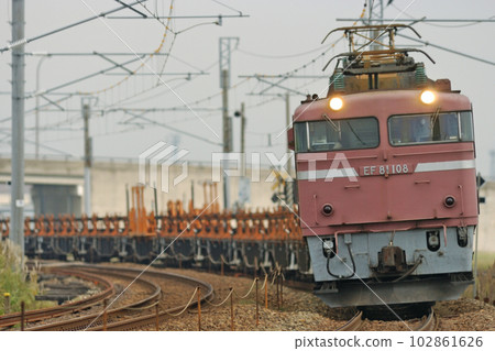Hokuriku Main Line Kaga Kasama - Mikawa JR West EF81-108 (Tsuruga) + Long Rail Chiki Ronchiki 102861626