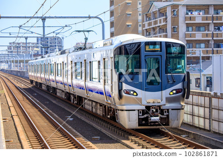 225 series local train running on the Hanwa Line 102861871