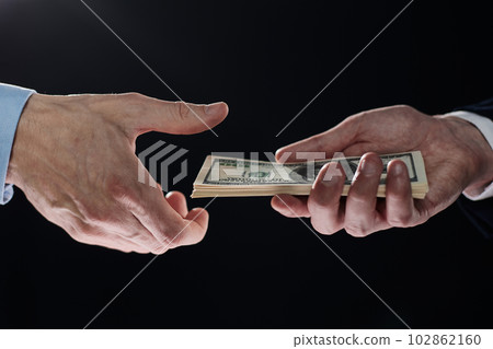 exchange of money cards between businessmen, close-up 102862160
