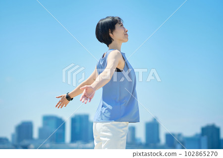 A woman with a relaxed expression under the blue sky A woman with a relaxed expression under the blue sky 102865270