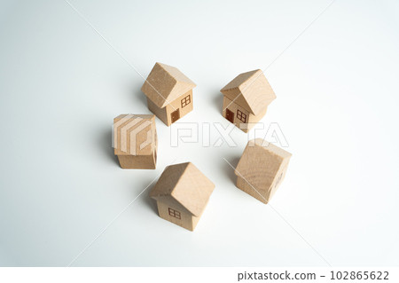 Wooden toy houses stand in a circle. Community of homeowners. Build, buy or sell real estate. Construction project. Buildings. Housing and urbanization. Real estate market. Eco friendly. 102865622