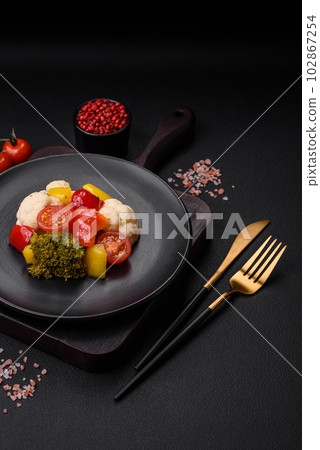 Delicious fresh salad of broccoli, cauliflower, sweet peppers and cherry tomatoes 102867254