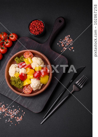 Delicious fresh salad of broccoli, cauliflower, sweet peppers and cherry tomatoes 102867258