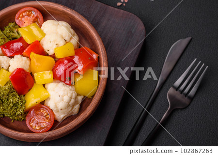 Delicious fresh salad of broccoli, cauliflower, sweet peppers and cherry tomatoes 102867263