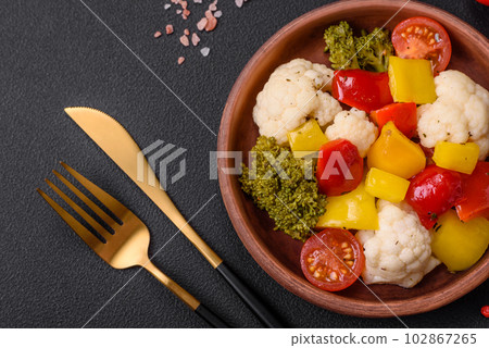 Delicious fresh salad of broccoli, cauliflower, sweet peppers and cherry tomatoes 102867265