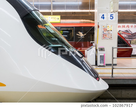 [Kintetsu Nagoya Station] Rows of New and Old Meihan Limited Express Lines 102867917