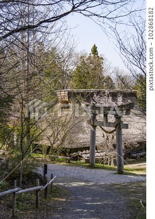 Torii gate and gassho-zukuri house (Hida no Sato) Torii gate and gassho-zukuri house (Hida no Sato) 102868182