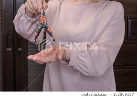[A housewife turning over an empty clasp] 102869197