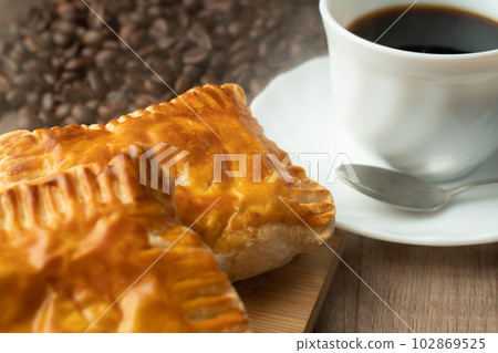 Apple pie and coffee 102869525